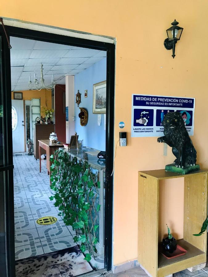 Black Lion Inn Santiago Bagian luar foto