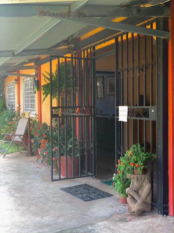 Black Lion Inn Santiago Bagian luar foto