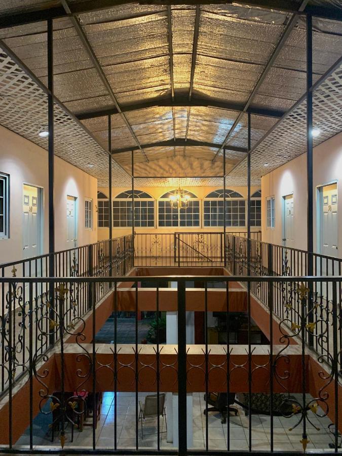 Black Lion Inn Santiago Bagian luar foto